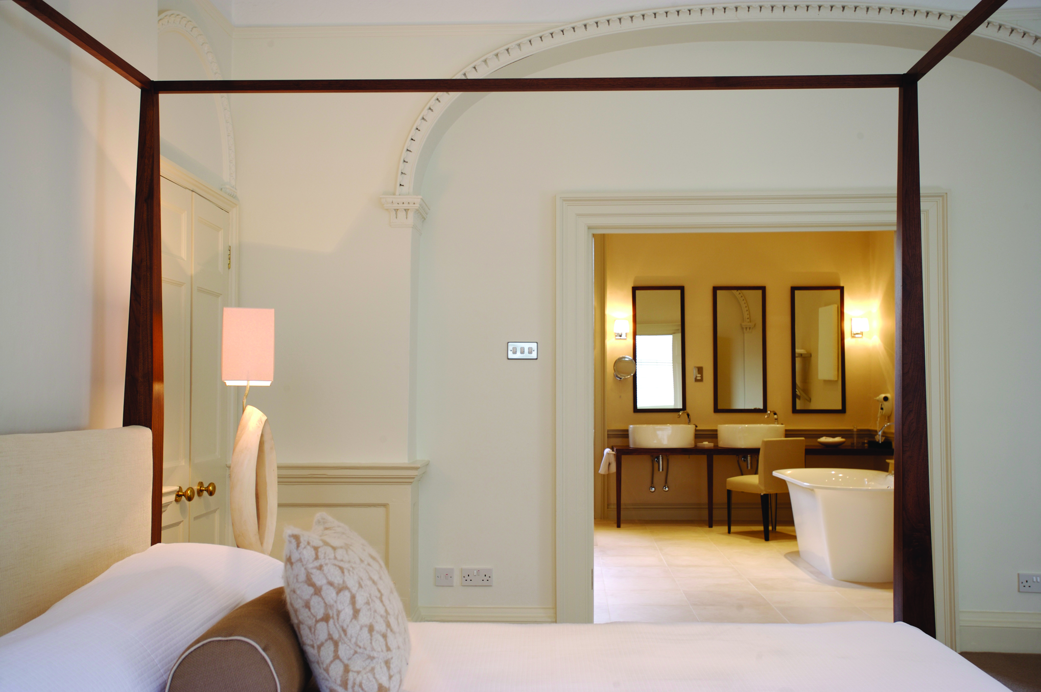 queensberry-hotel-bath_suite7